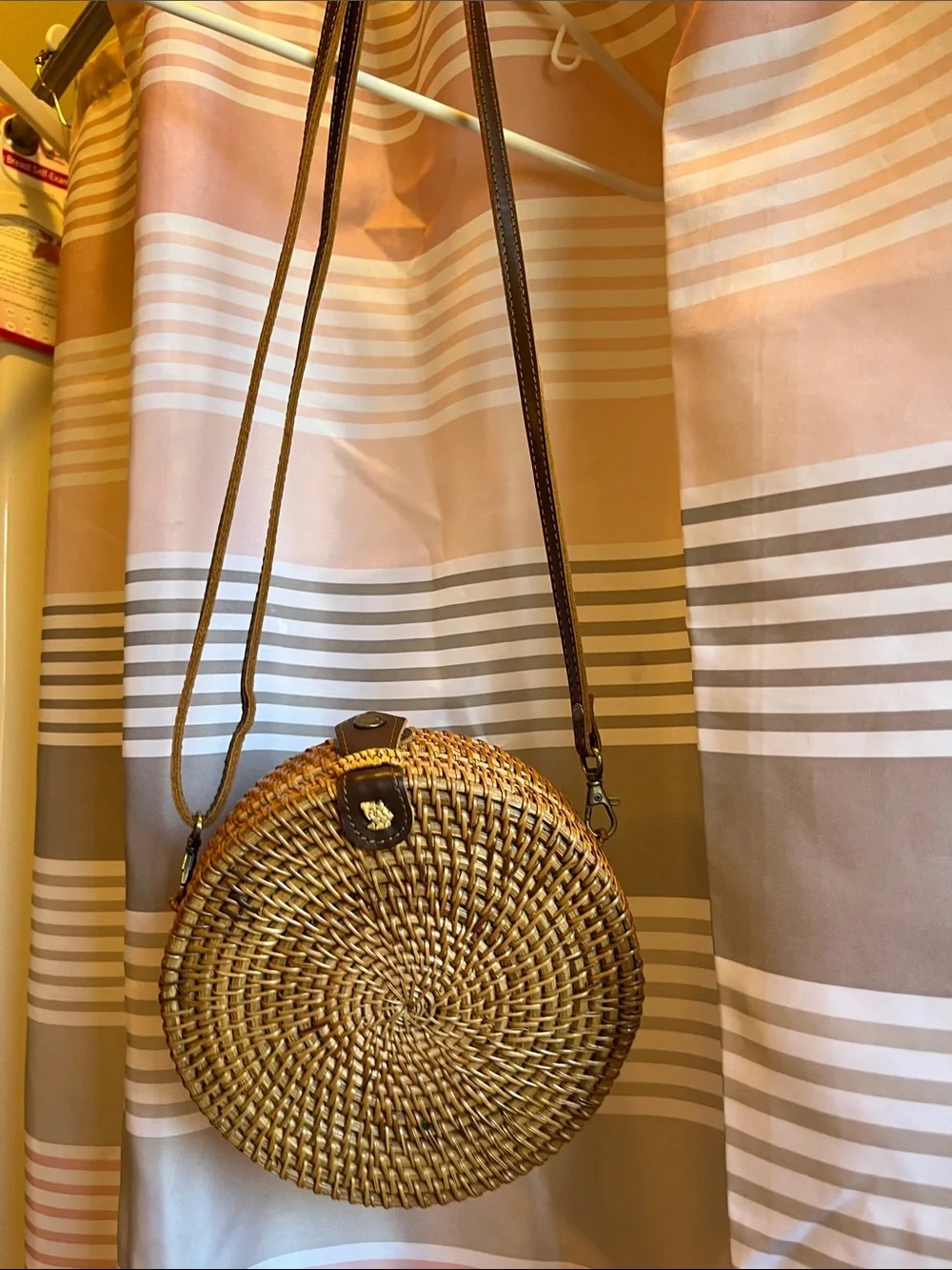 Summer Round Woven Crossbody Bag in Brown with Adjustable Strap clean pre owned